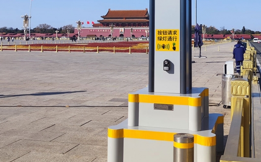 北京天安門廣場東西側路移動式太陽能信號燈控制系統更新換代